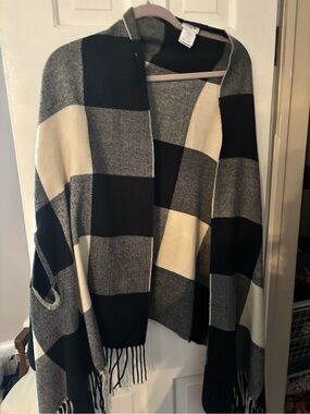Black & Cream Plaid Fringe Open-Front Women’s Sweater Wrap